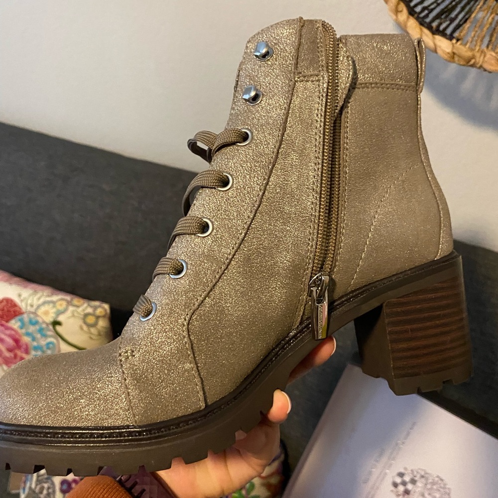 VINCE CAMUTO GAVIANA SIZE 7